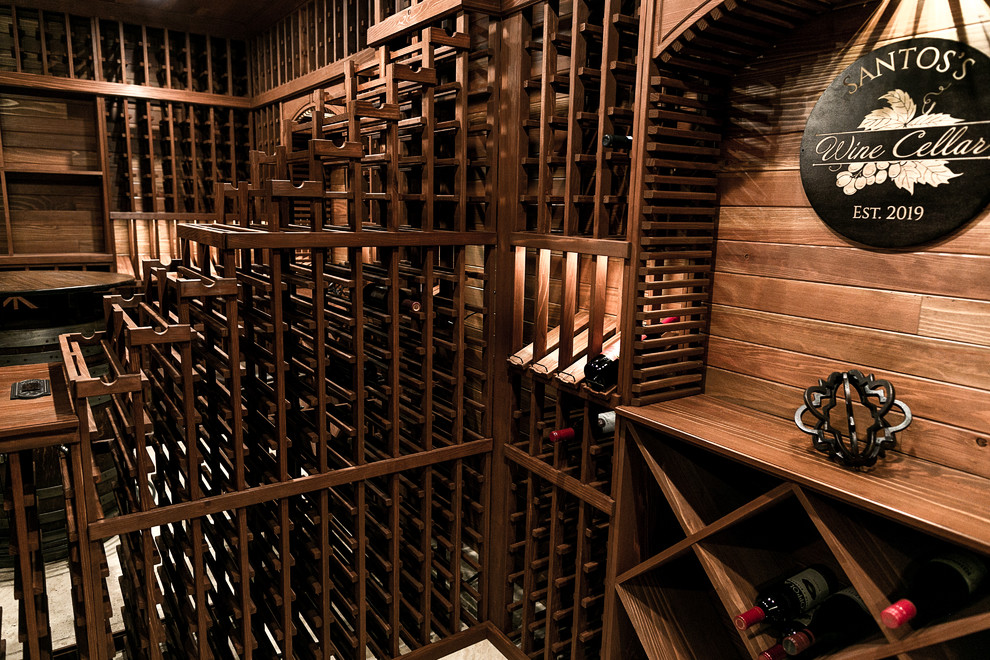 Idéer för att renovera en stor vintage vinkällare, med travertin golv och vinhyllor