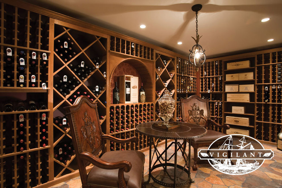 Idée de décoration pour une cave à vin chalet avec des casiers losange.