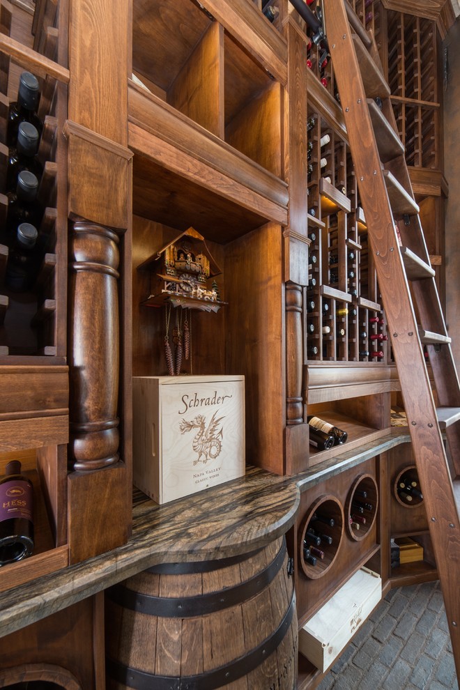 Idéer för att renovera en stor vintage vinkällare, med tegelgolv och vinhyllor
