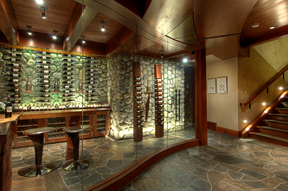 Cette image montre une grande cave à vin traditionnelle avec un présentoir.