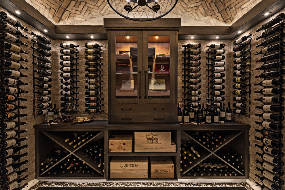 Aménagement d'une cave à vin classique de taille moyenne avec un sol en ardoise, des casiers losange et un sol gris.