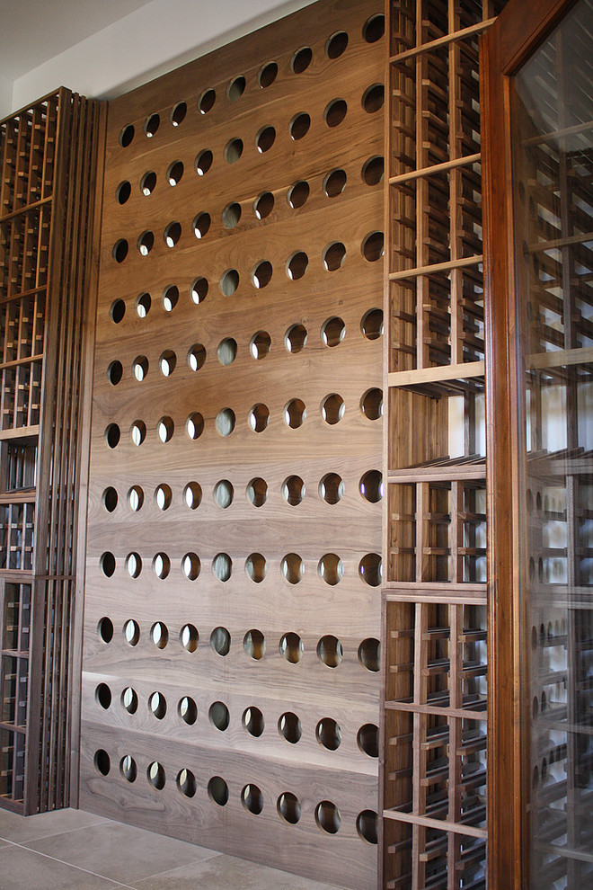 Diseño de bodega contemporánea de tamaño medio con botelleros y suelo de madera en tonos medios