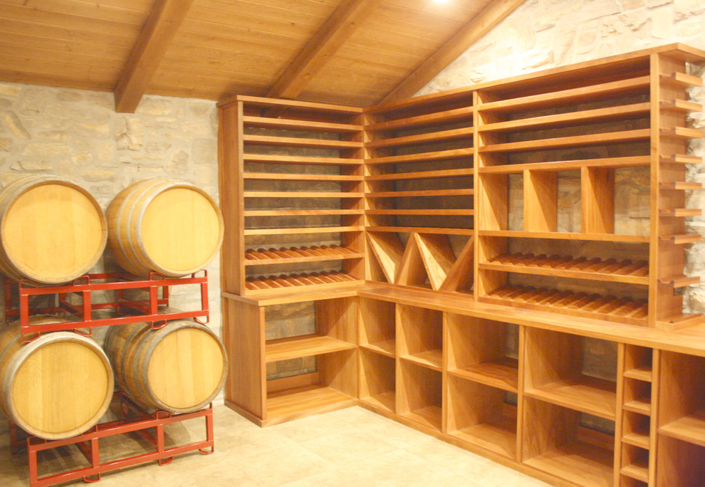 Idée de décoration pour une grande cave à vin chalet avec un sol en carrelage de céramique et des casiers.