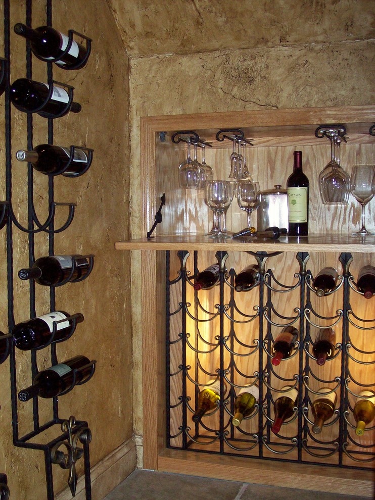 Bild på en mellanstor vintage vinkällare, med vinhyllor