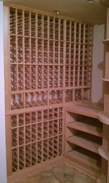 Aménagement d'une grande cave à vin classique avec des casiers.