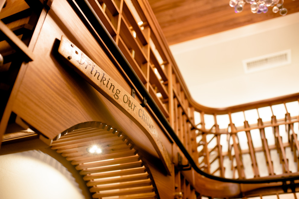 ダラスにあるお手頃価格の中くらいなトランジショナルスタイルのおしゃれな階段の写真