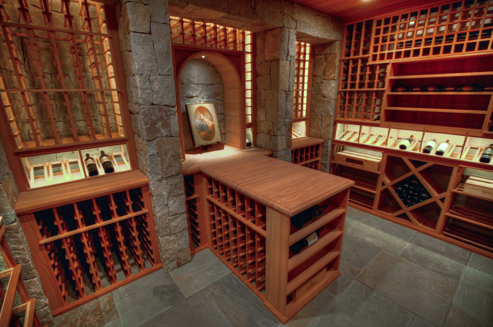 Cette image montre une grande cave à vin traditionnelle avec un sol en travertin et des casiers.