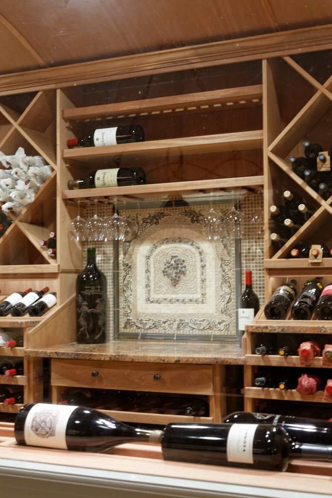 Ejemplo de bodega mediterránea, de tamaño medio, con suelo de baldosas de porcelana