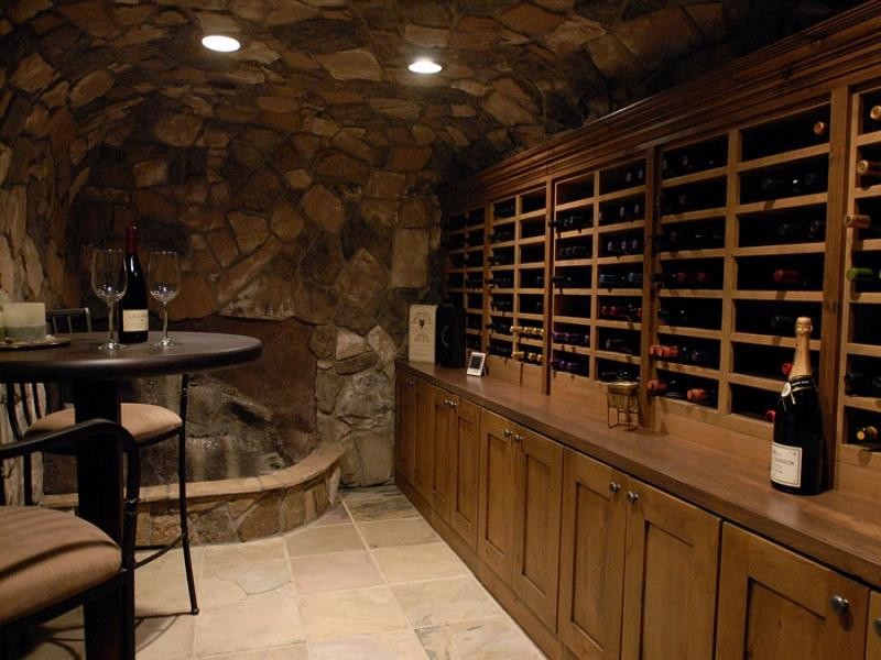 Aménagement d'une cave à vin craftsman.