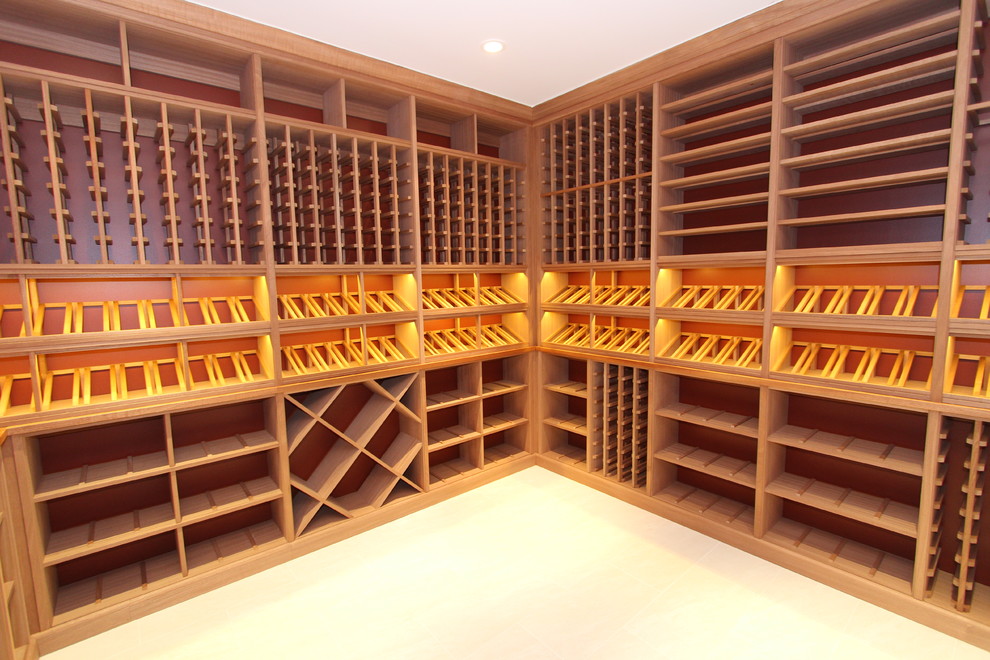 Mittelgroßer Moderner Weinkeller mit hellem Holzboden, waagerechter Lagerung und beigem Boden in New York