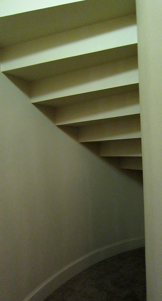 ダラスにある低価格の小さなトラディショナルスタイルのおしゃれな階段の写真