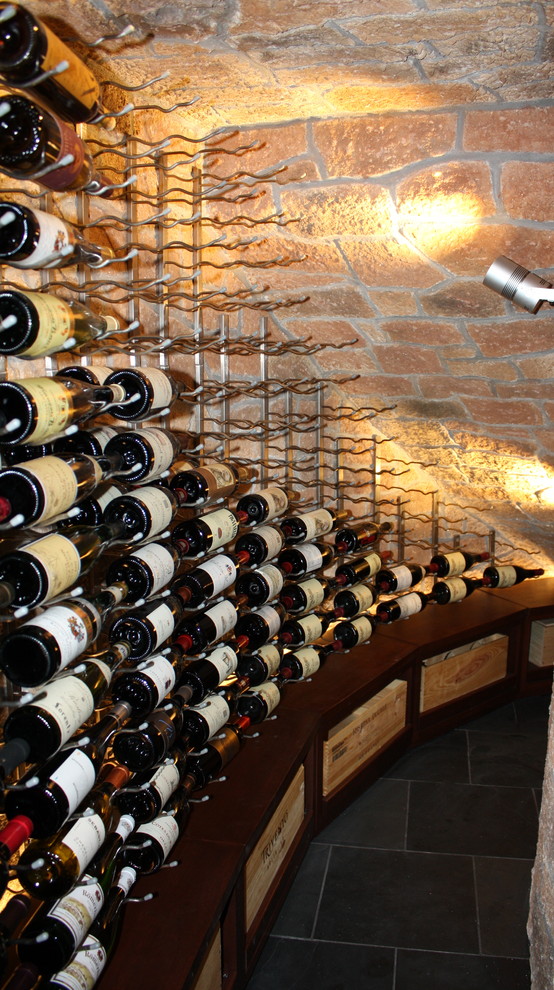 Cette photo montre une petite cave à vin tendance avec des casiers.