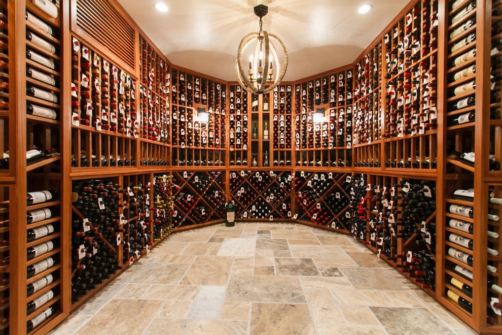 Idéer för att renovera en stor vintage vinkällare, med vinhyllor, skiffergolv och beiget golv