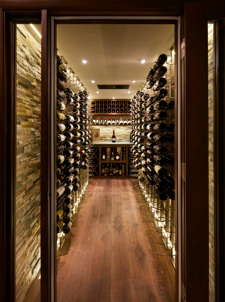 Mittelgroßer Klassischer Weinkeller mit braunem Holzboden und waagerechter Lagerung in Miami