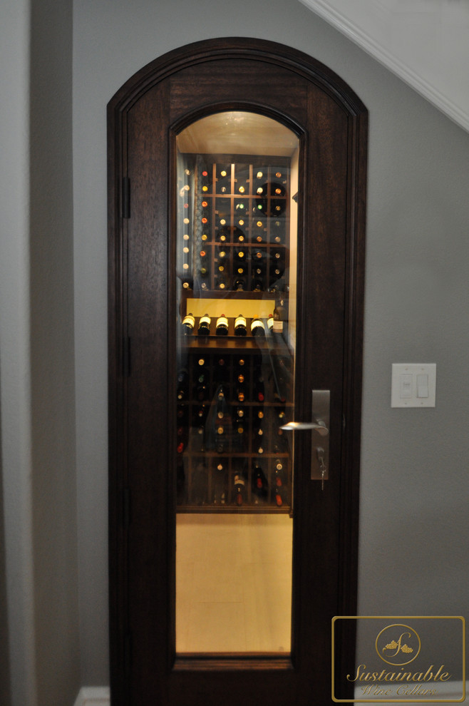 Idées déco pour une petite cave à vin moderne avec un sol en carrelage de porcelaine et des casiers.