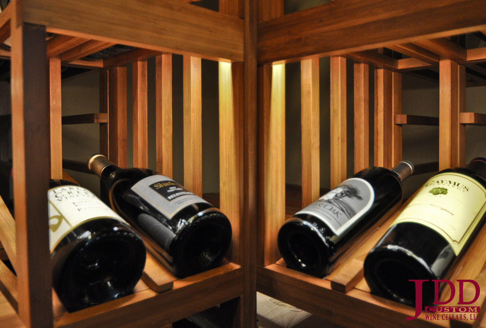 Mittelgroßer Klassischer Weinkeller mit hellem Holzboden und Kammern in San Diego