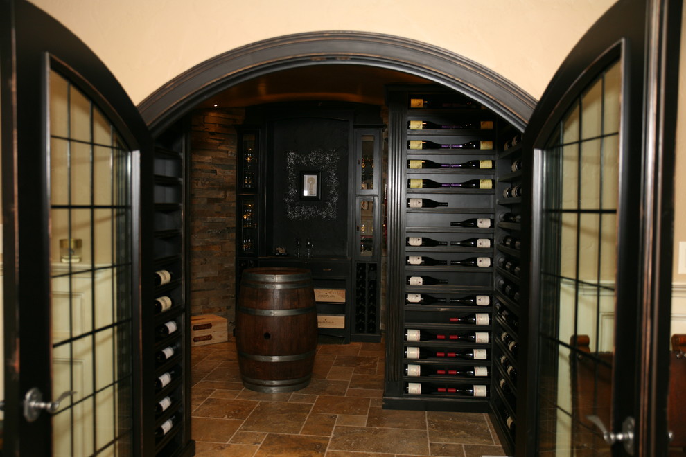 Aménagement d'une cave à vin classique avec un présentoir.