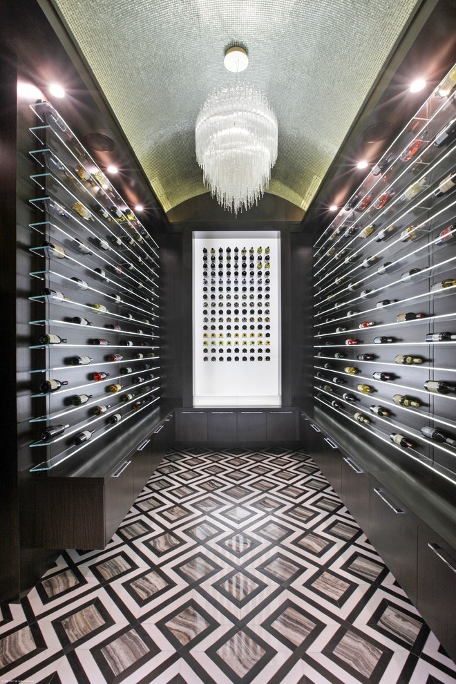 Moderner Weinkeller mit waagerechter Lagerung und buntem Boden in Miami