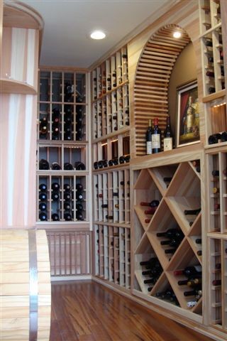 Exemple d'une petite cave à vin chic avec des casiers.
