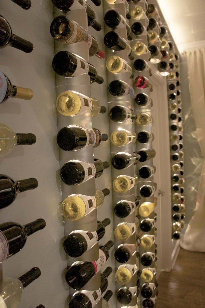Свежая идея для дизайна: винный погреб в современном стиле - отличное фото интерьера