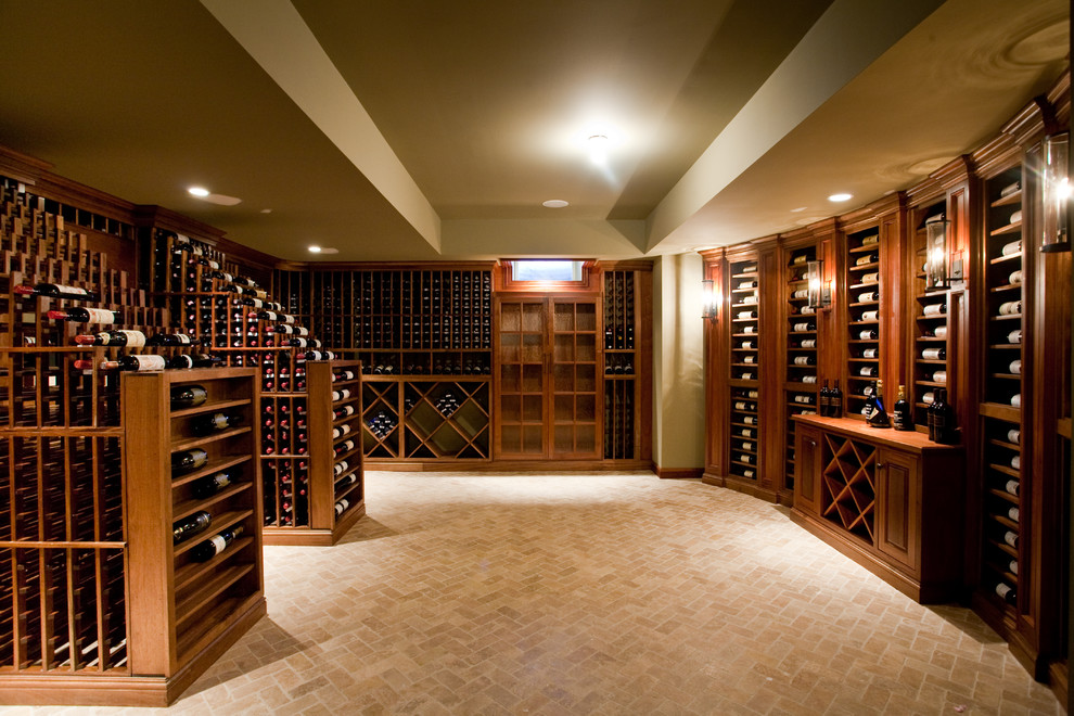Großer Klassischer Weinkeller mit Backsteinboden und waagerechter Lagerung in New York