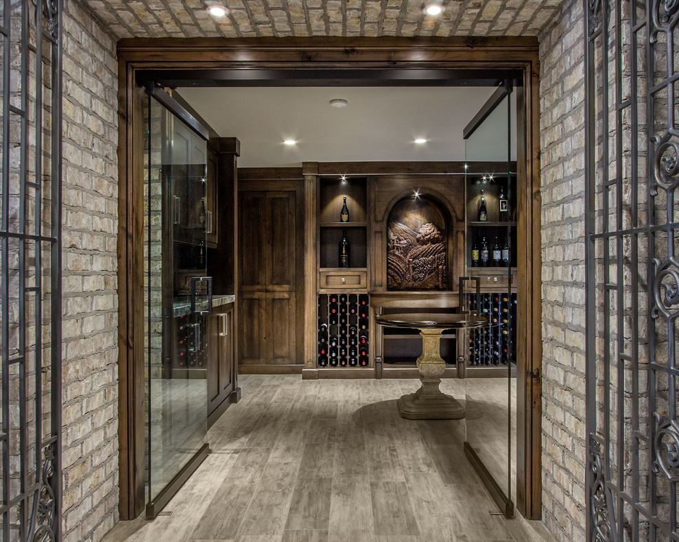 Geräumiger Klassischer Weinkeller mit braunem Holzboden, Kammern und grauem Boden in Salt Lake City