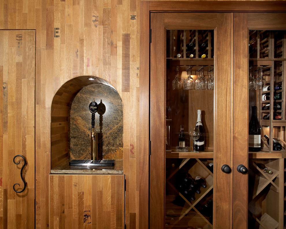Exemple d'une petite cave à vin chic avec des casiers losange.