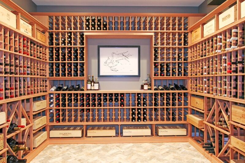 グランドラピッズにあるエクレクティックスタイルのおしゃれなワインセラー (レンガの床、ワインラック) の写真
