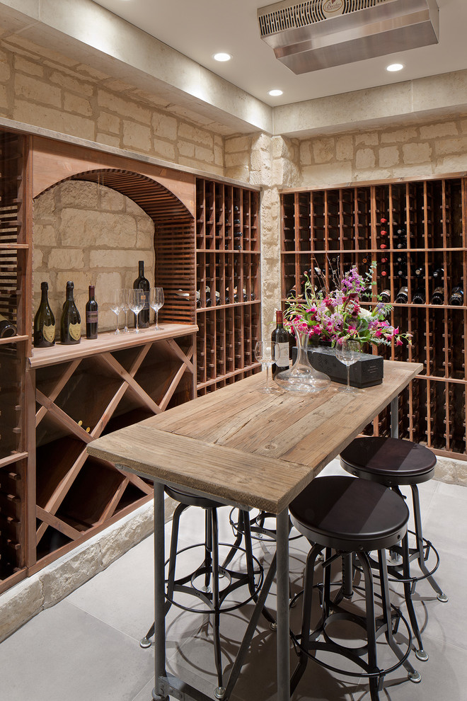 Aménagement d'une cave à vin classique avec sol en béton ciré et des casiers.