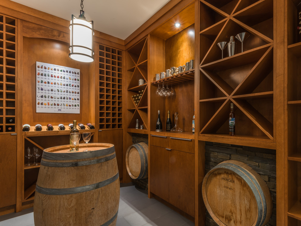 Moderner Weinkeller mit diagonaler Lagerung in Vancouver