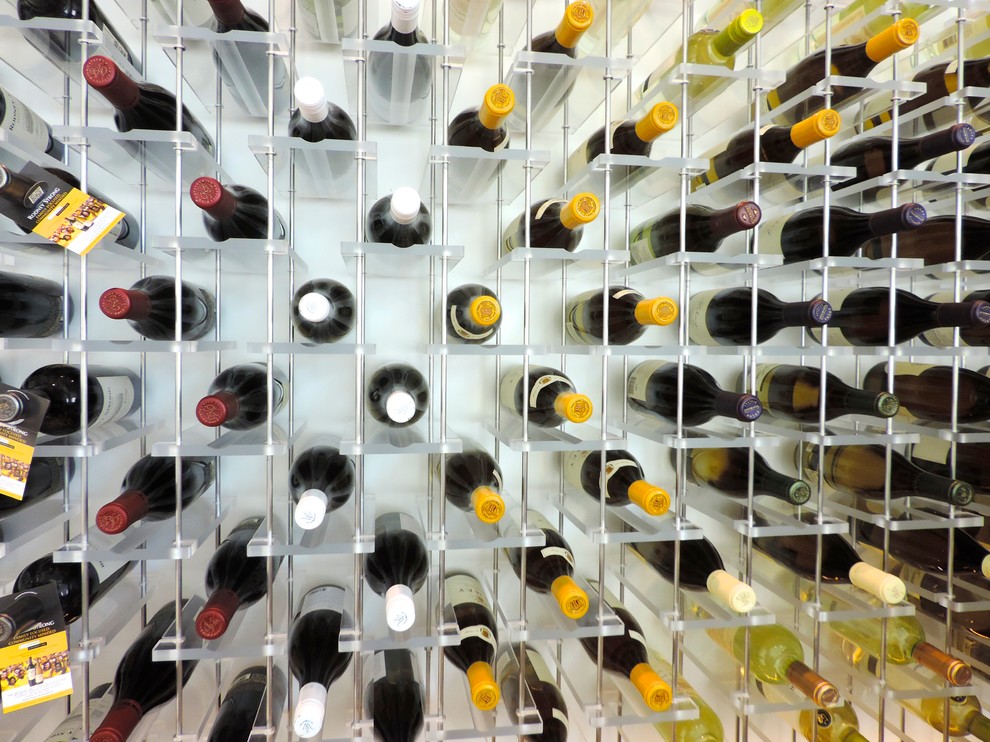 Idées déco pour une grande cave à vin contemporaine avec un présentoir.