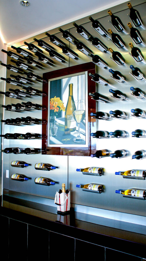 Cette photo montre une cave à vin tendance de taille moyenne avec un présentoir.