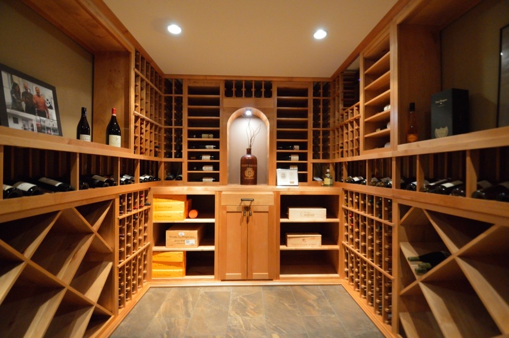Cette photo montre une cave à vin tendance de taille moyenne avec un sol en carrelage de céramique et un présentoir.