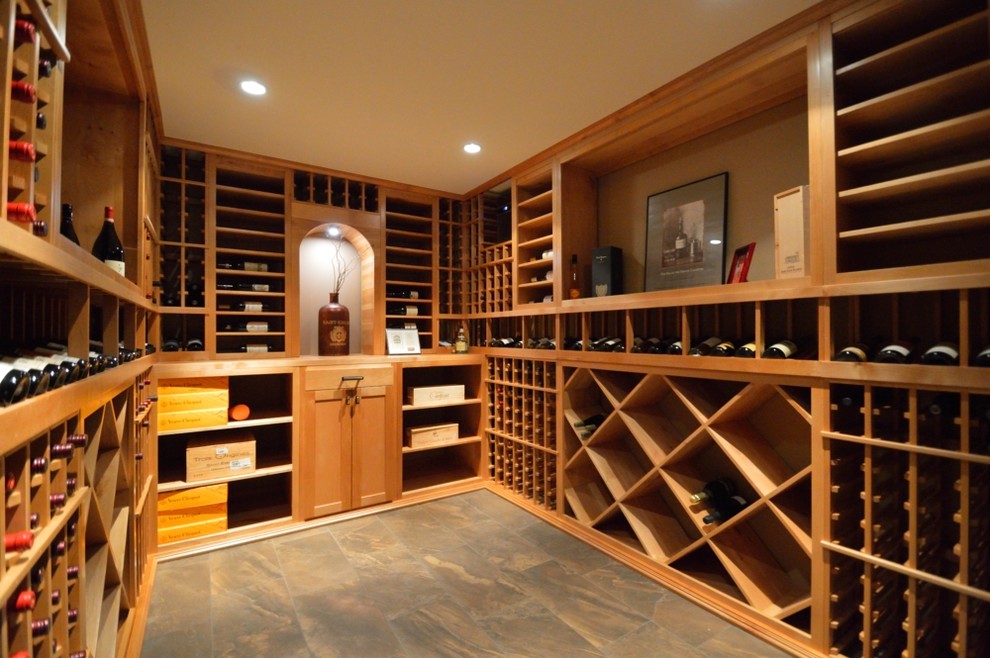 Cette photo montre une cave à vin tendance de taille moyenne avec un sol en carrelage de céramique et un présentoir.