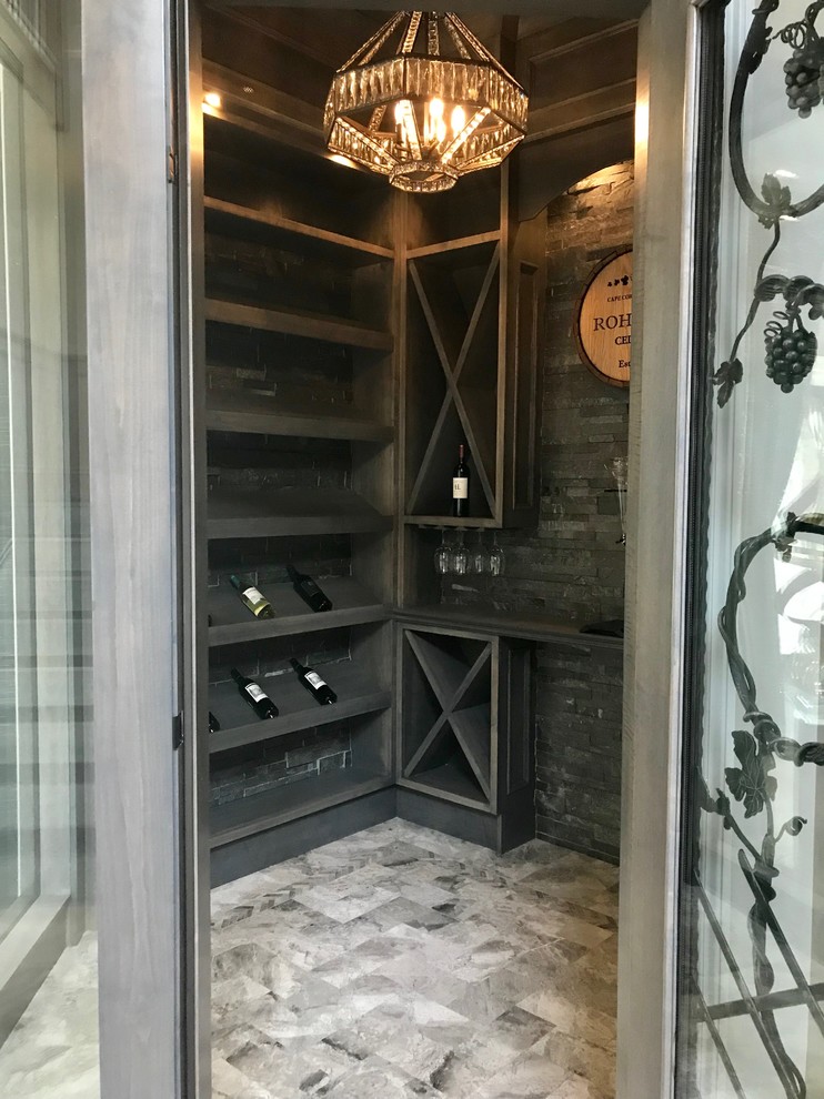 Foto di una piccola cantina design con pavimento in marmo, rastrelliere portabottiglie e pavimento grigio