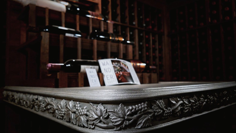 Bild på en mellanstor vintage vinkällare, med skiffergolv och vindisplay