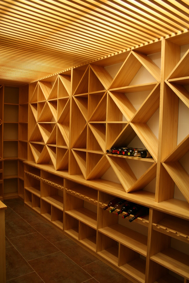 Réalisation d'une cave à vin tradition de taille moyenne avec des casiers losange.