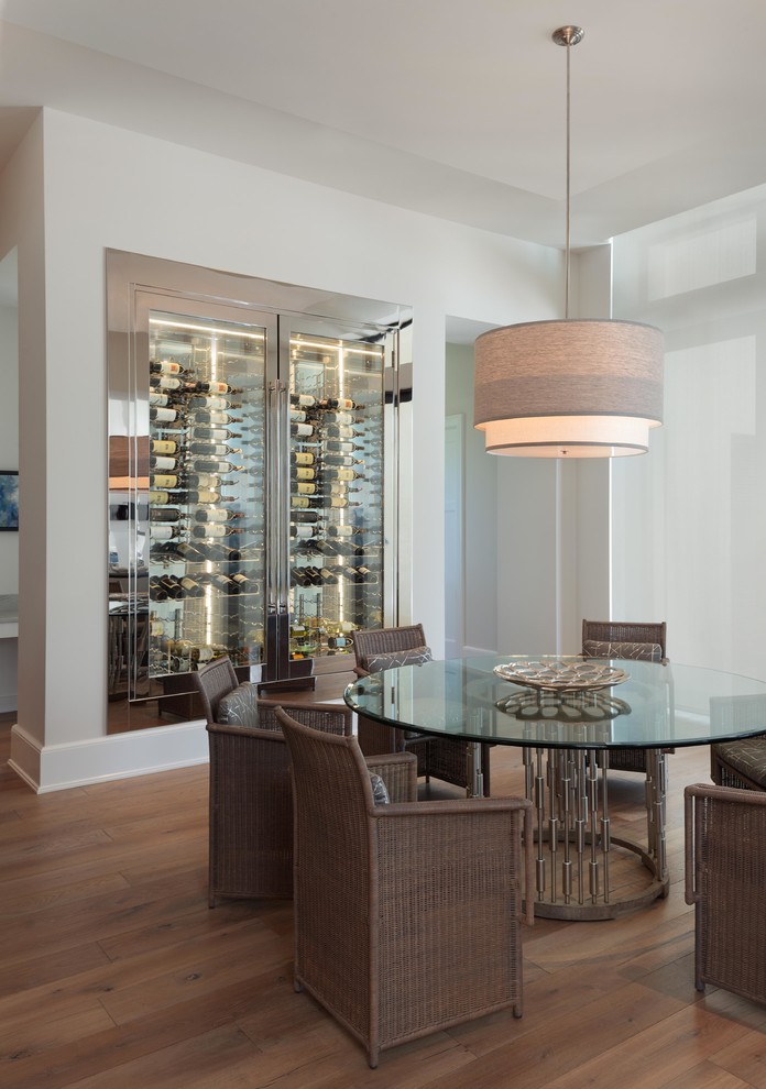 Moderner Weinkeller mit braunem Holzboden und Kammern in Miami