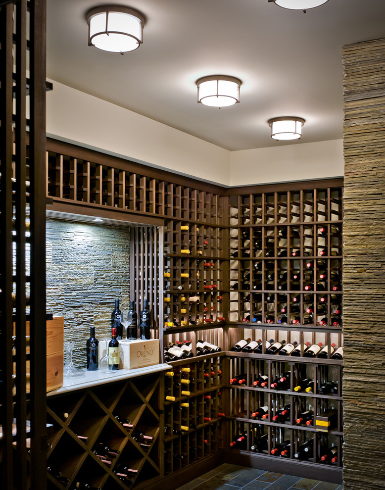 Exempel på en mellanstor klassisk vinkällare, med skiffergolv, vinhyllor och flerfärgat golv
