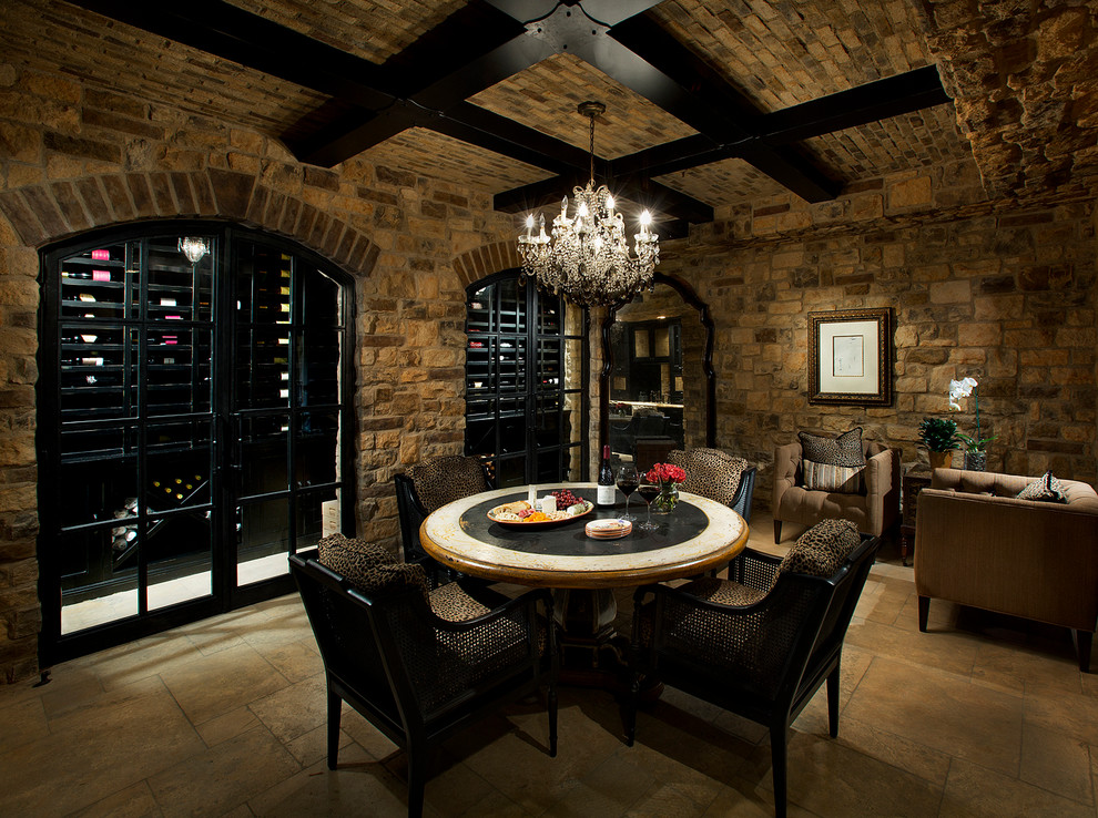 Cette image montre une très grande cave à vin traditionnelle avec un sol en travertin et un présentoir.
