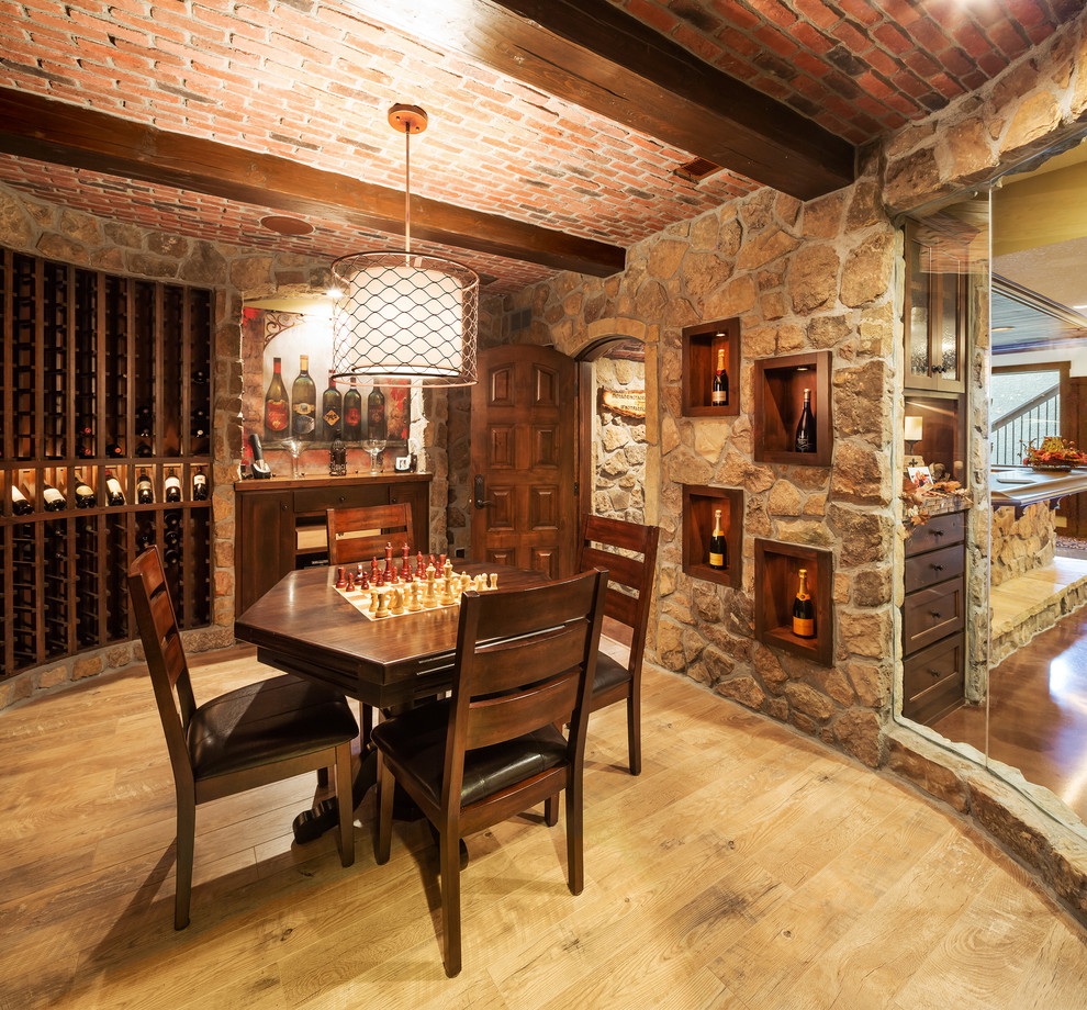 Aménagement d'une cave à vin classique avec un sol en bois brun et des casiers.