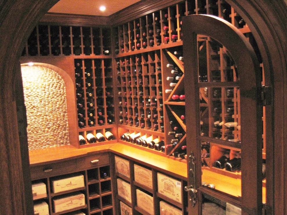 Idée de décoration pour une cave à vin tradition de taille moyenne avec des casiers, un sol en carrelage de céramique et un sol gris.