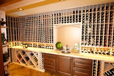 Cette photo montre une cave à vin exotique de taille moyenne avec des casiers.