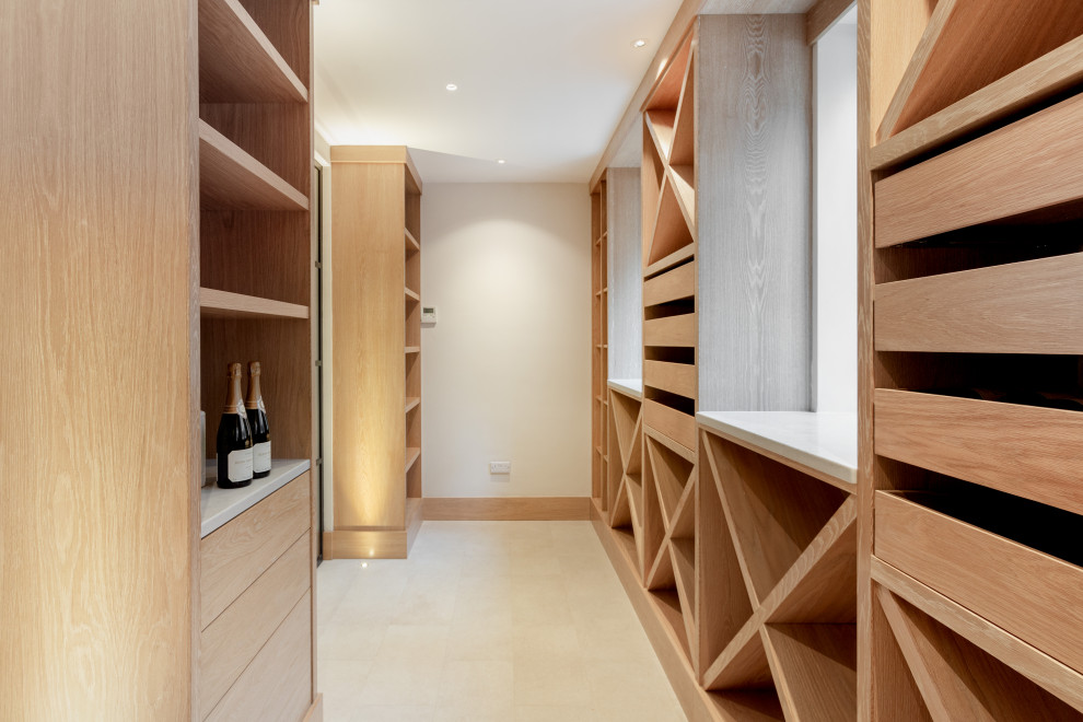 Exemple d'une cave à vin tendance de taille moyenne avec parquet clair et des casiers.