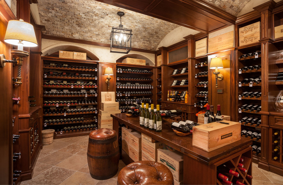 Exemple d'une cave à vin chic avec des casiers et un sol beige.