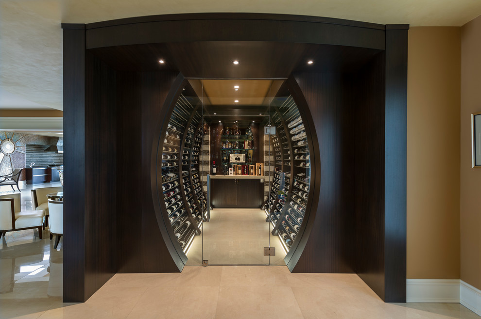 Idées déco pour une grande cave à vin contemporaine avec un sol en marbre et des casiers.