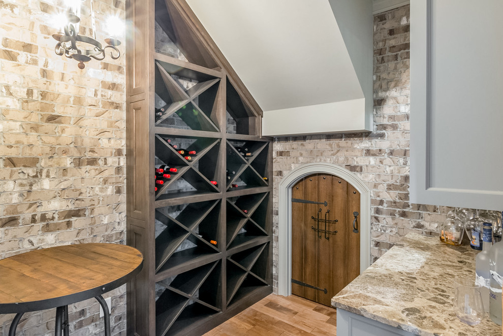 Kleiner Klassischer Weinkeller mit hellem Holzboden und diagonaler Lagerung in Sonstige