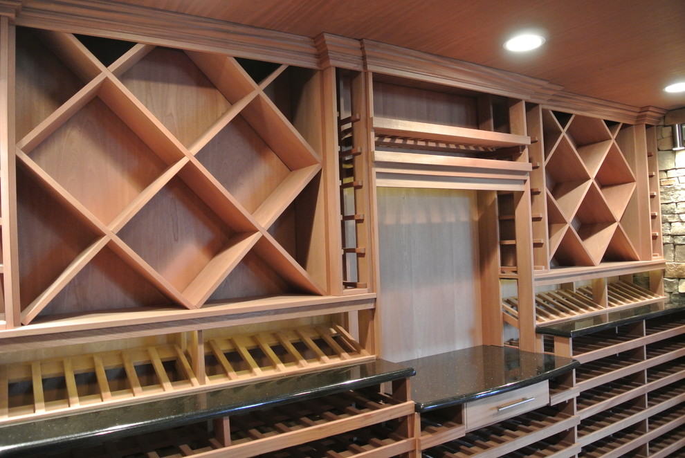 Cette photo montre une cave à vin tendance de taille moyenne avec des casiers.