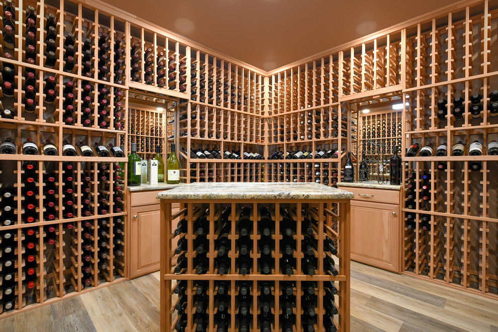 Exemple d'une cave à vin chic de taille moyenne avec un sol en vinyl, des casiers et un sol gris.