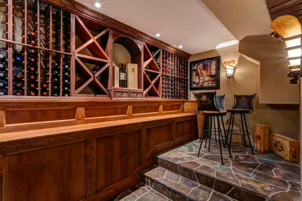 Mittelgroßer Rustikaler Weinkeller mit braunem Holzboden und Kammern in Sacramento